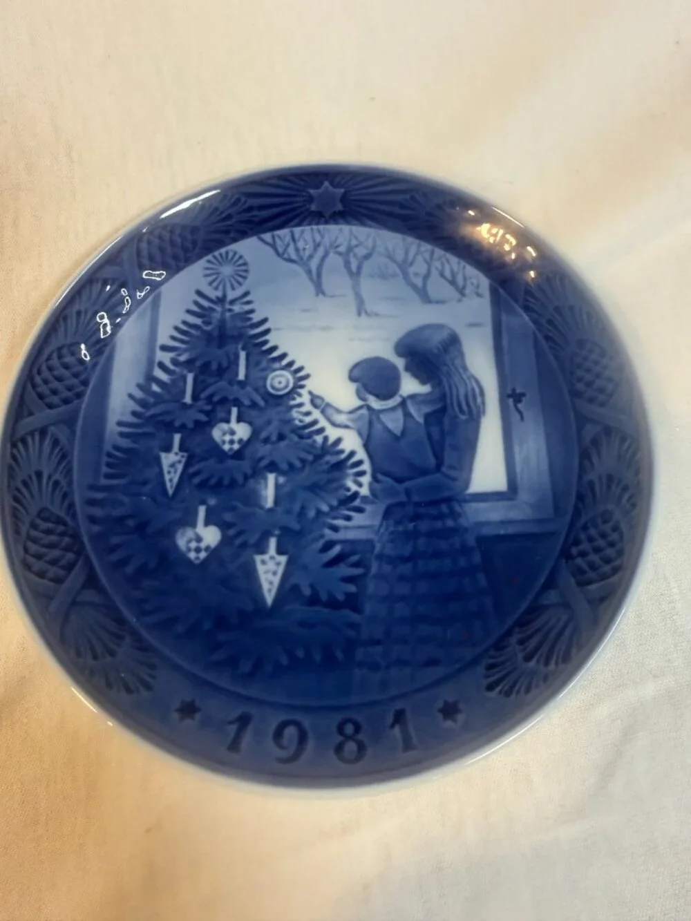 Royal Copenhagen Christmas Plate 1981 Admiring Tree 7
